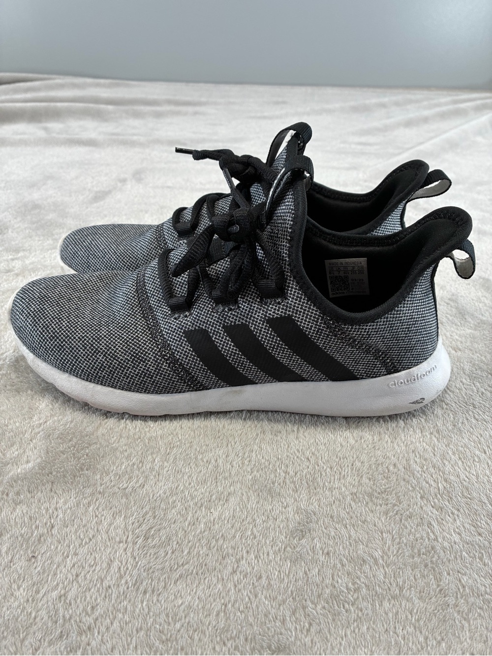 Women’s 8.5 Adidas Cloudfoam Gray/Black/White Lace-Up Low Top Athletic Sneakers